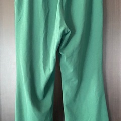 スリット入りカラーパンツ緑🟢の画像