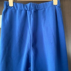 スリット入りカラーパンツ青🟦の画像