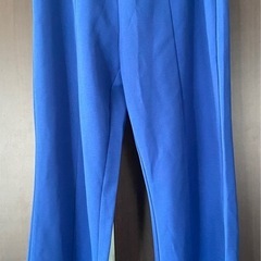 スリット入りカラーパンツ青🟦の画像
