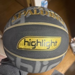 1月2月頃以後引渡し　バスケットボールと簡易空気入れの画像