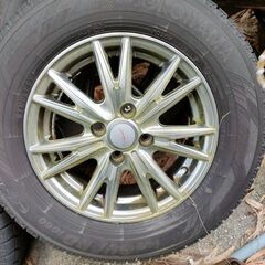 スタッドレスタイヤ アルミホイル付きの画像