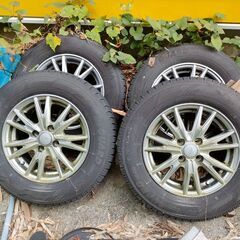 スタッドレスタイヤ アルミホイル付きの画像