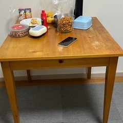 ダイニングテーブルと椅子の画像