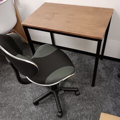 机と椅子のセットの画像