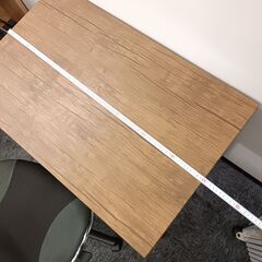 机と椅子のセットの画像