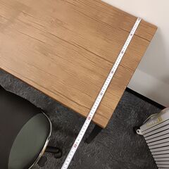 机と椅子のセットの画像