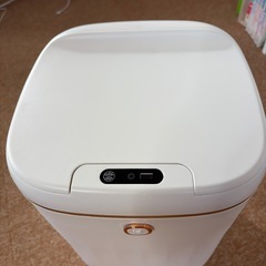 オート開閉式ゴミ箱の画像