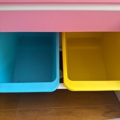 子供のおもちゃ収納棚の画像
