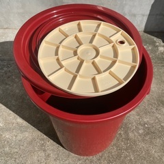 味噌作りに！　アロン化成のプラスチック製みそ樽　30リットル　直径38cm 高さ46cm　中フタ付きの画像