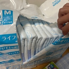 介護おむつライフリー テープM 食事用エプロン トイレ用フロアシート ビニール防水シーツ ユニチャーム 介護用品 自宅介護の画像
