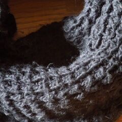 黒いたっぷりしたニットのネックウォーマーの画像