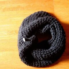 黒いたっぷりしたニットのネックウォーマーの画像
