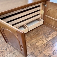 木製開戸収納、婚礼箪笥の上部の画像