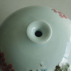 梅の絵が入った口の小さい花瓶の画像