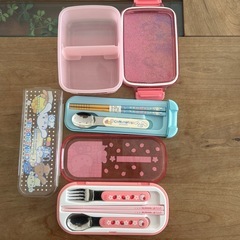 お弁当箱と箸とスプーン、フォークセットの画像