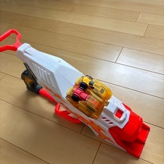 車を飛ばせるおもちゃの画像