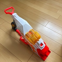 車を飛ばせるおもちゃの画像