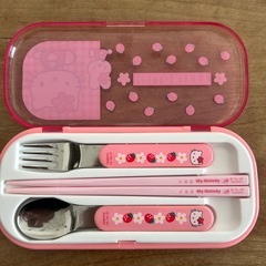 お弁当箱と箸とスプーン、フォークセットの画像