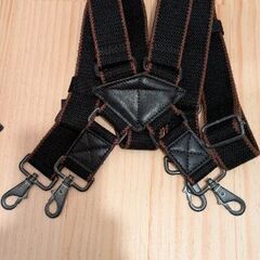 美品　超お買い得！Devrage 中型バッグ 黒 ストラップ付きの画像