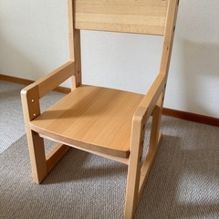 キッズ　　ローチェア　木製　高さ調整加納　　可能の画像
