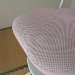 女の子　学習机用椅子　IKEAの画像