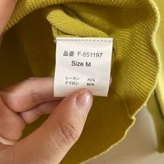 黄緑？カラシ色？ニットの画像