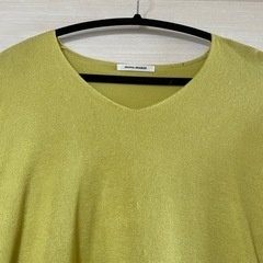 黄緑？カラシ色？ニットの画像