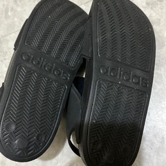 adidas サンダルの画像