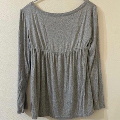 グレー 長袖トップス ブラウス 服の画像