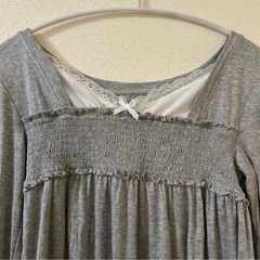 グレー 長袖トップス ブラウス 服の画像