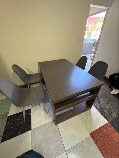 テーブルとイスのセット