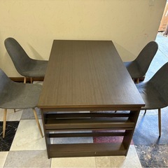 テーブルとイスのセットの画像
