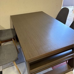 テーブルとイスのセットの画像