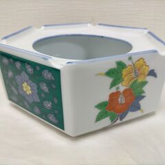 有田焼 六角形灰皿 伝統技法と現代デザインの融合 上品な金彩装飾 手仕事が光る工芸灰皿 美しい和モダン空間に 88253-3-003Aの画像