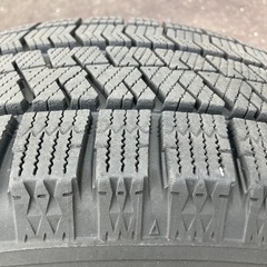 スタッドレスタイヤ ブリヂストンVRX2 225/60R17 ホイール&ナット付きの画像
