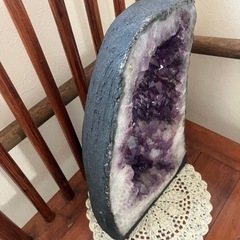 アメジストとレトロ椅子の画像