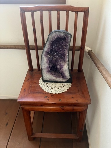 アメジストとレトロ椅子