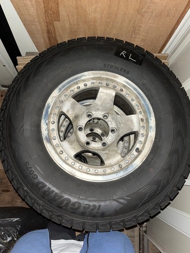 スタッドレス　タイヤ　265/70R15  6H