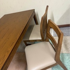 ダイニングテーブルとイスのセットの画像