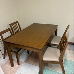 ダイニングテーブルとイスのセットの画像