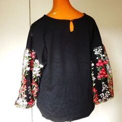 TORISSIX（トロワシス）透ける花柄袖のチュニックの画像