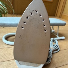 【お取引中】TOSHIBA スチームアイロンとアイロン台の画像