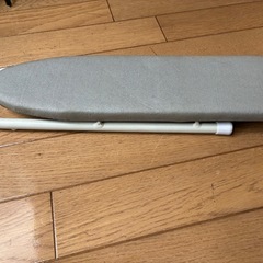 【お取引中】TOSHIBA スチームアイロンとアイロン台の画像
