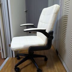 キャスター付きチェア４脚セットの画像