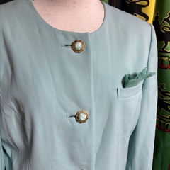 レディースフォーマルスーツー無料でお譲りします。
の画像