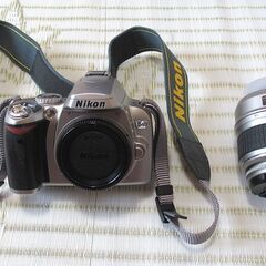 ニコン デジタル一眼レフカメラ D40  (シルバー)  18-55mmレンズ・バッテリー・充電器・ケ－ス・取説付きの画像