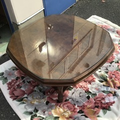 木製テーブル　ガラス付きの画像