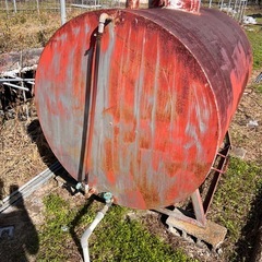 重油タンク2つの画像