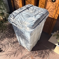 レトロな外用収納箱の画像