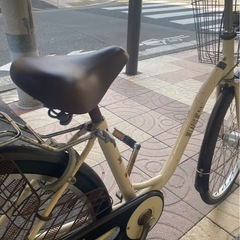 ブリヂストン　ラピス　白　カゴ付き自転車　ギアなし　前後ろカゴ付き　かぎあり　26インチの画像